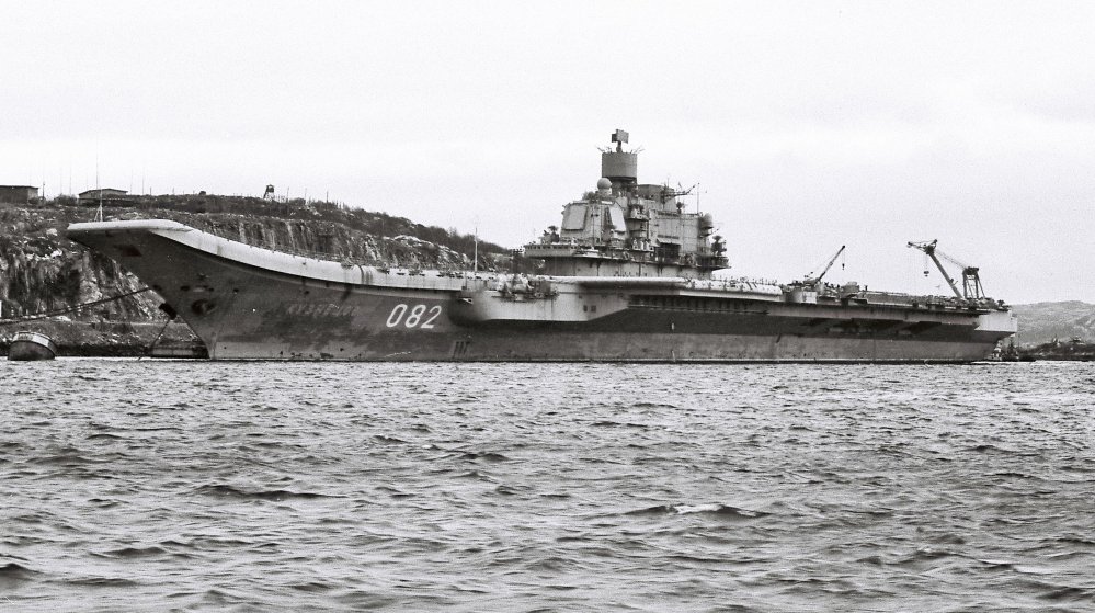 «Адмирал Кузнецов» у причала в Видяево / <a href="https://flot.com/" target="_blank" class="_">flot.com</a>