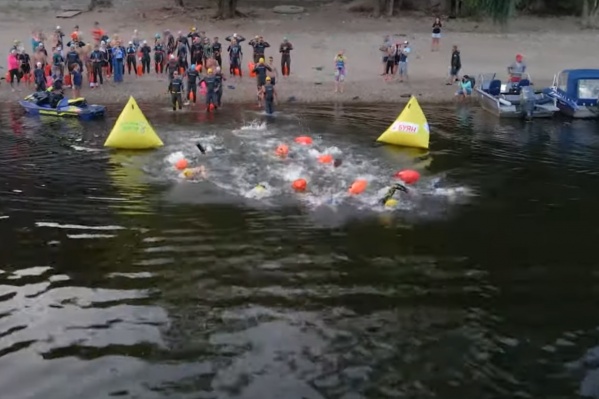 Любители плавания вышли на воду рано утром Любители плавания вышли на воду рано утром