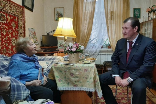 Ветеран Виктория Анатольевна Шаврина на встрече с генеральным директором ЛУКОЙЛ-ПЕРМЬ Олегом Третьяковым Ветеран Виктория Анатольевна Шаврина на встрече с генеральным директором ЛУКОЙЛ-ПЕРМЬ Олегом Третьяковым