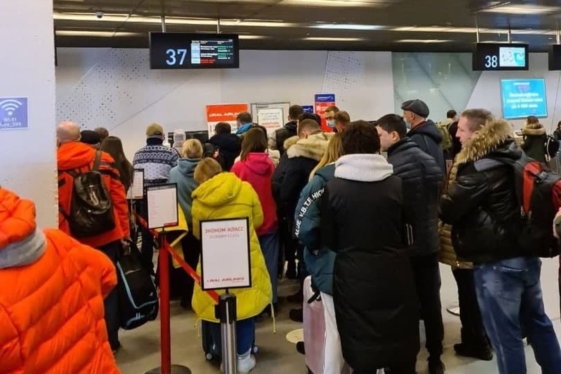 Большие очереди наблюдались в течение часа Большие очереди наблюдались в течение часа