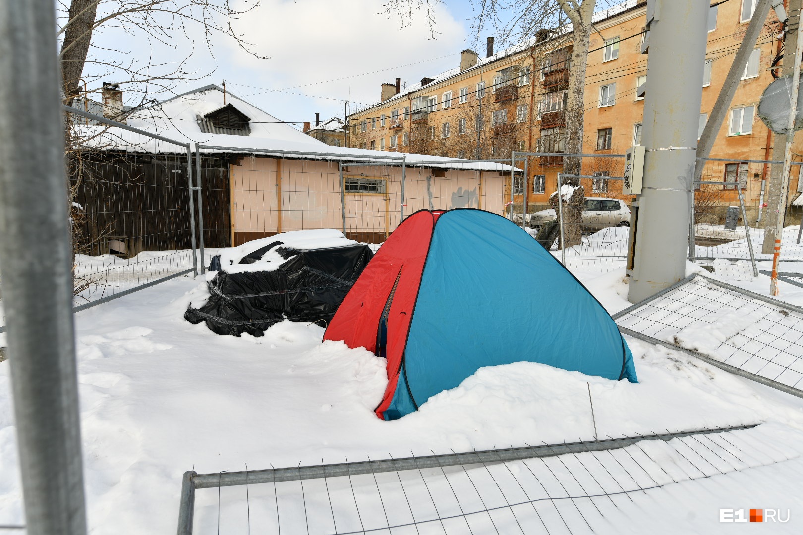 «Тупиковая ситуация»: противники вышки сотовой связи на Уралмаше рассказали, зачем поставили там палатку
