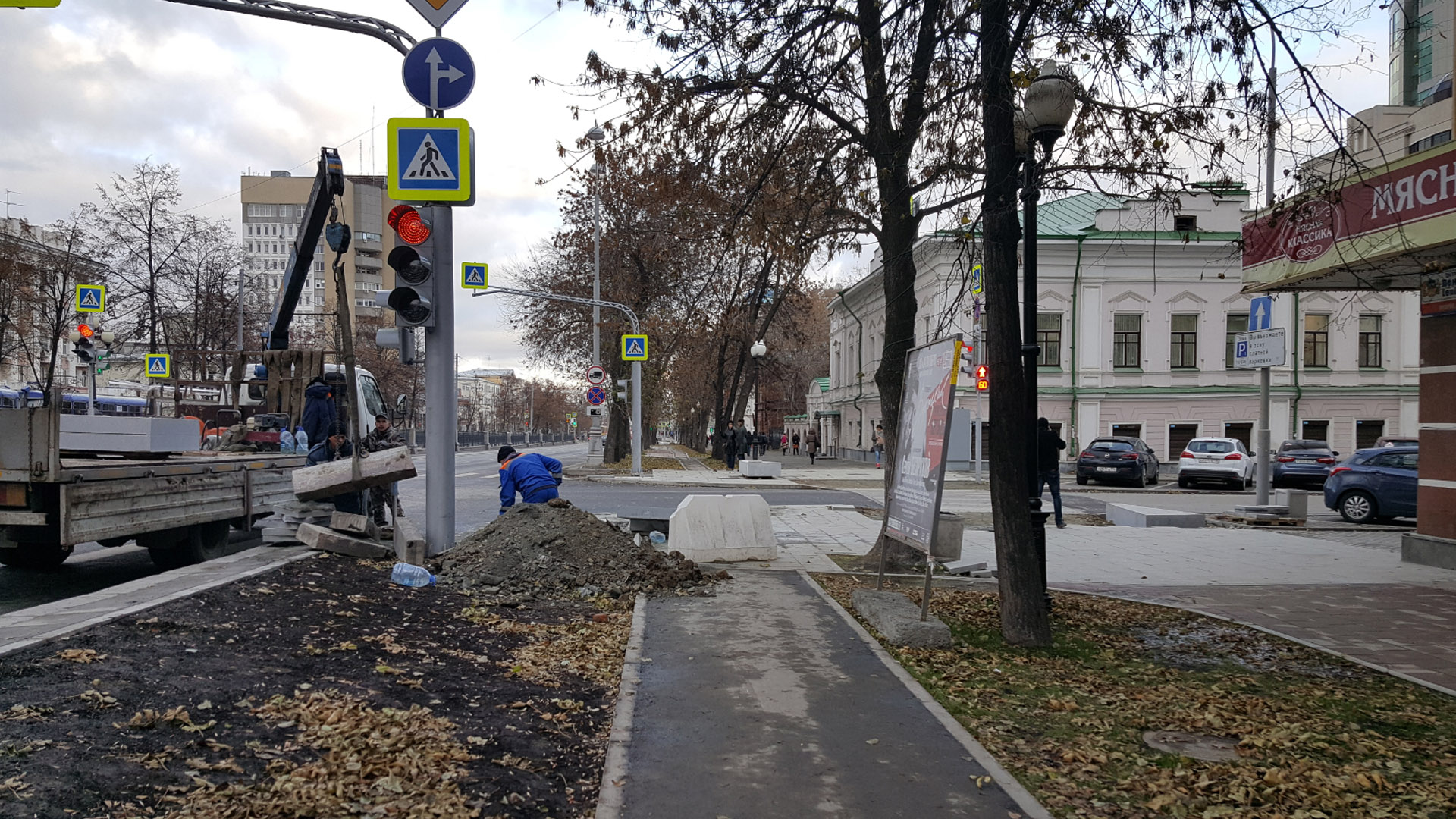 На проспекте Ленина велодорожки доходят до перекрестка и прерываются