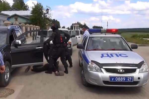 Во время задержания полиция вывела мужчину из его автомобиля Во время задержания полиция вывела мужчину из его автомобиля