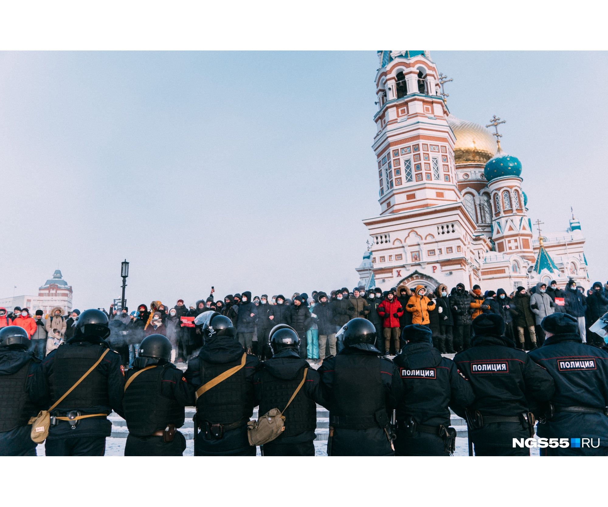 Со временем полицейские и митингующие дистанцировались друг от друга Со временем полицейские и митингующие дистанцировались друг от друга