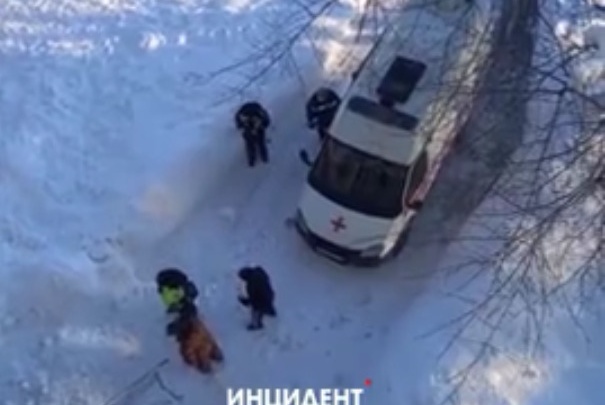 В Кемерово на женщину упала глыба снега. В мэрии объяснили, почему так случилось