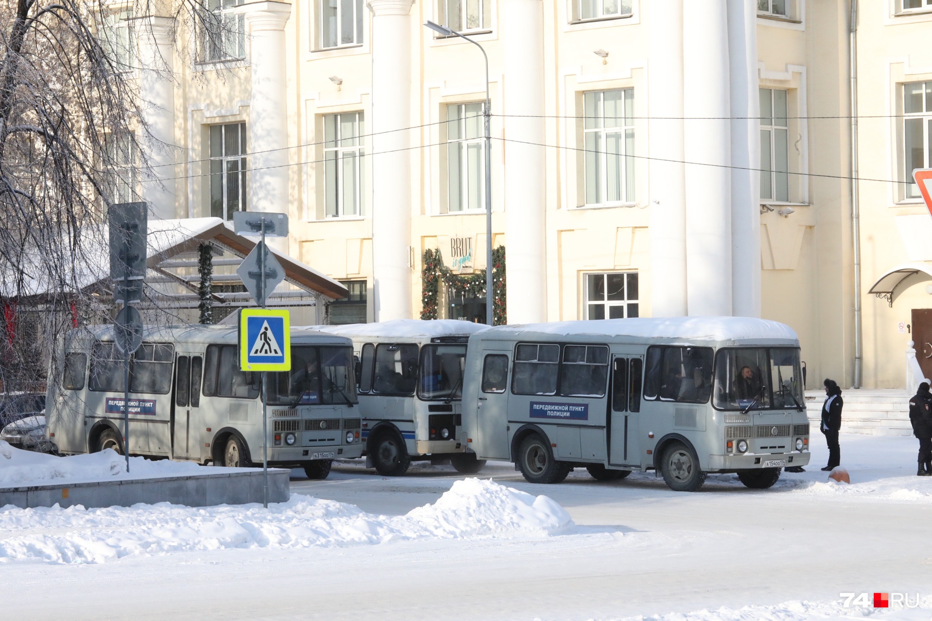 Ближе к бывшему часовому заводу также припарковали автобусы Ближе к бывшему часовому заводу также припарковали автобусы