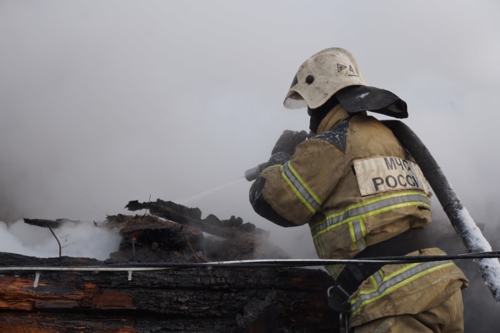 Чаще всего пожары в домах возникают из-за нарушений правил пожарной безопасности и неосторожного обращения с огнём