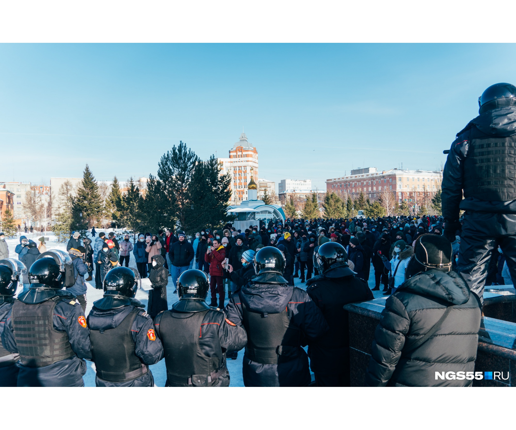 На Соборной площади протестующие выкрикивали лозунги, а полицейские ждали команды На Соборной площади протестующие выкрикивали лозунги, а полицейские ждали команды 