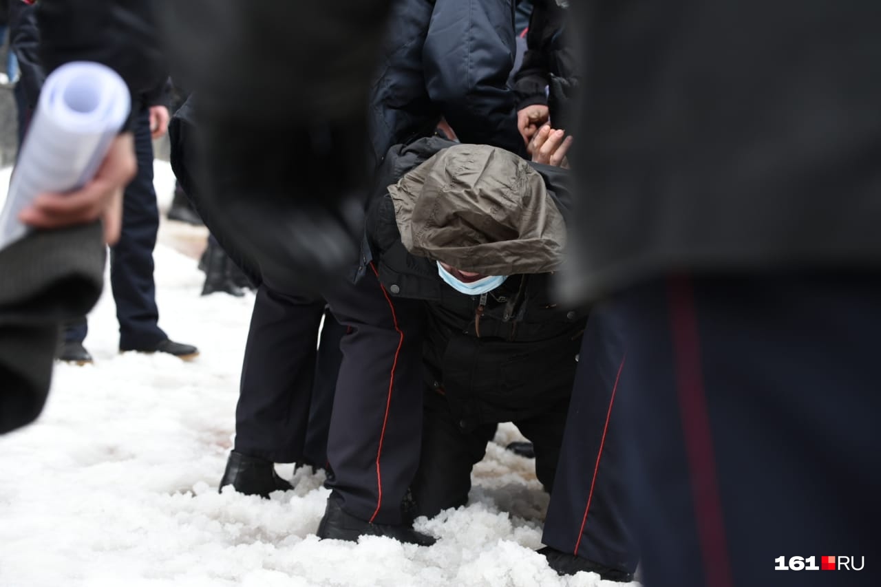В течение первых 20 минут с начала митинга начались задержания В течение первых 20 минут с начала митинга начались задержания