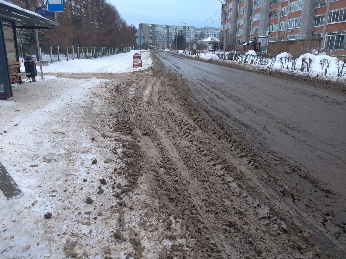 Снег в красноярске. Дороги Бионорд Красноярск. Грязь на дороге. Красноярск грязь. Грязные дороги в Красноярске.