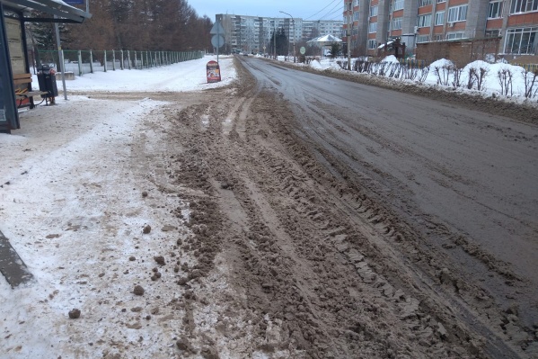 Несколько дней горожане наблюдали грязь на дорогах Несколько дней горожане наблюдали грязь на дорогах