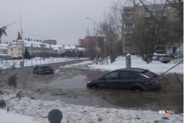У парка Маяковского улица Ткачей превратилась в грязную реку: машины по капот в воде