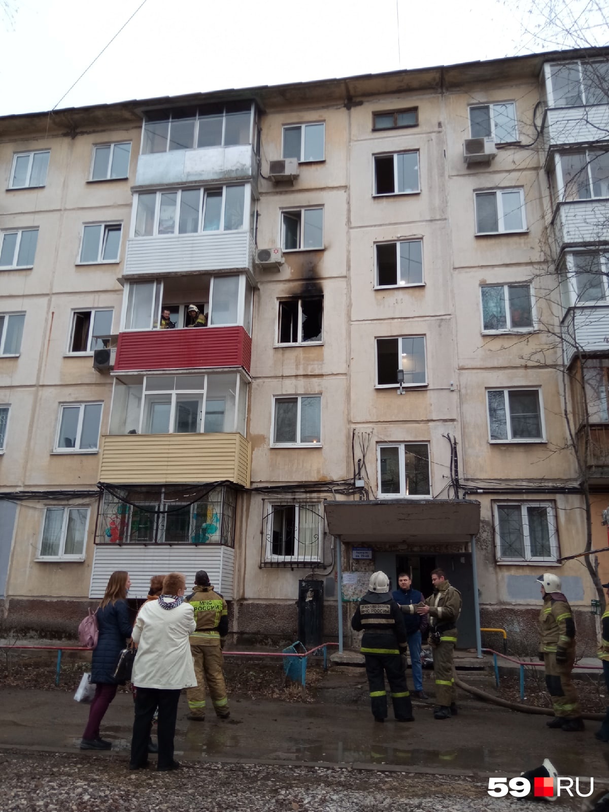 Жильцы верхних этажей сами вышли на улицу Жильцы верхних этажей сами вышли на улицу