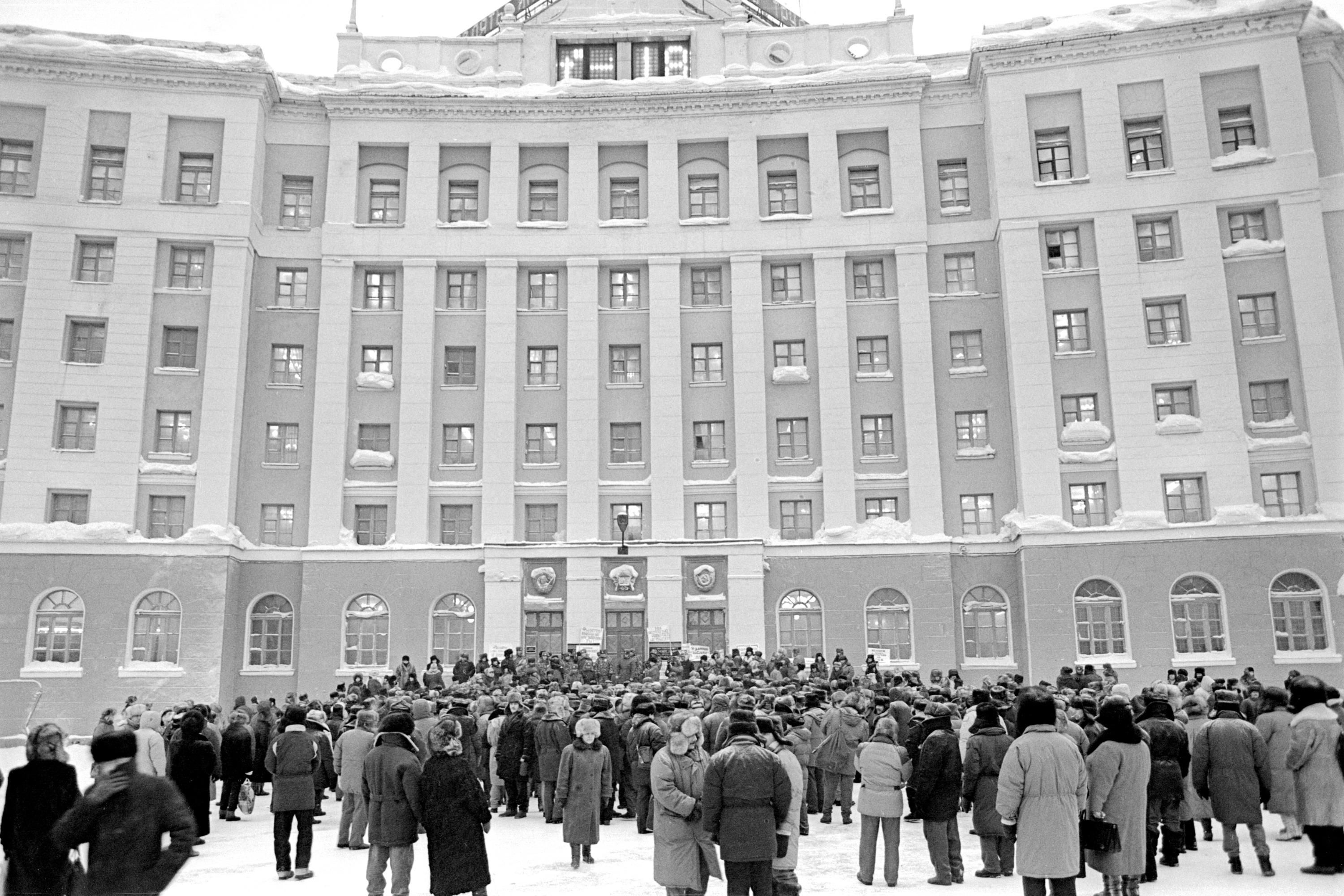 Митинг у стен офиса «Норильского никеля», февраль <nobr class="_">1996 года</nobr> Митинг у стен офиса «Норильского никеля», февраль <nobr class="_">1996 года</nobr>