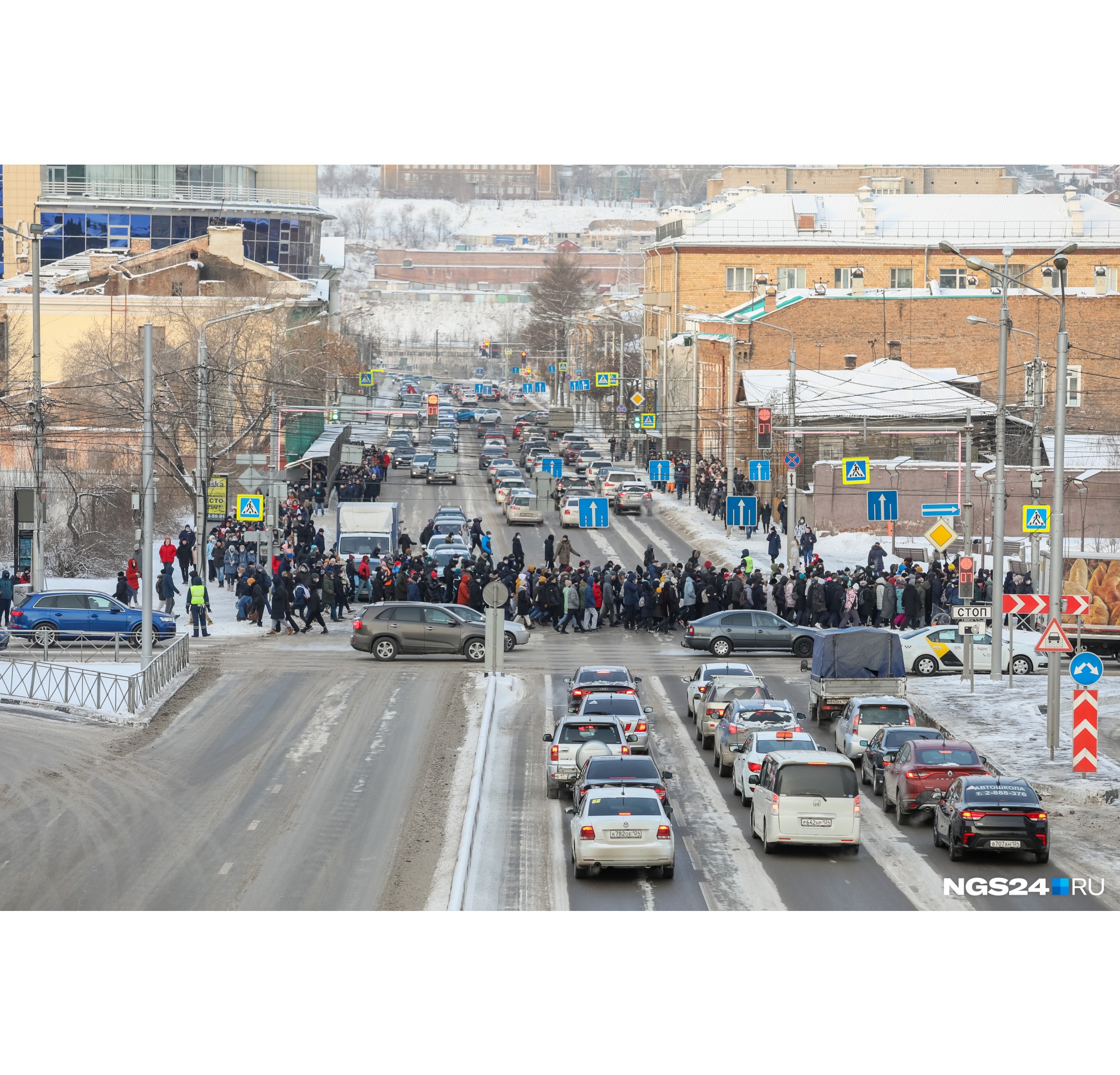 Недолго постояв, колонна двинулась в сторону мэрии города Недолго постояв, колонна двинулась в сторону мэрии города 