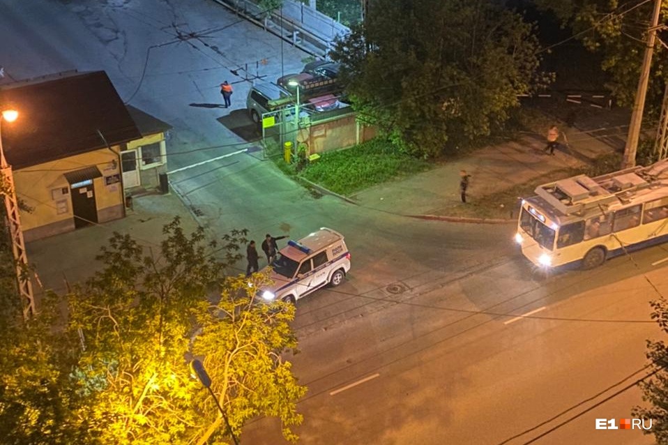«Три амбала набросились на него и разбили голову трубой»: в Екатеринбурге сняли на видео, как избивают прохожего