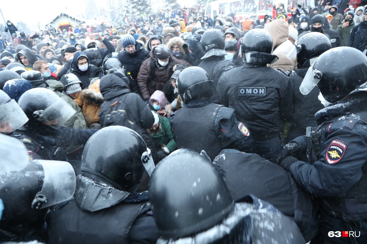 Все смешалось: гражданские, ОМОН... Все смешалось: гражданские, ОМОН...