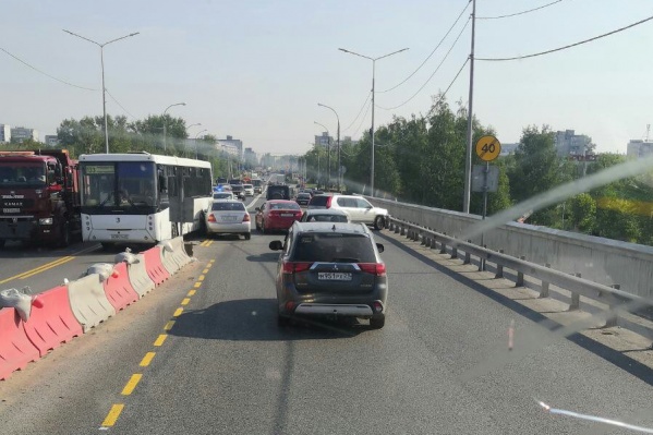 Из-за аварии на мосту собралась пробка — люди в соцсетях жалуются, что приходится долго ждать проезда Из-за аварии на мосту собралась пробка — люди в соцсетях жалуются, что приходится долго ждать проезда