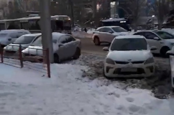 Из-за припаркованных машин дорога сужена до полутора полос Из-за припаркованных машин дорога сужена до полутора полос