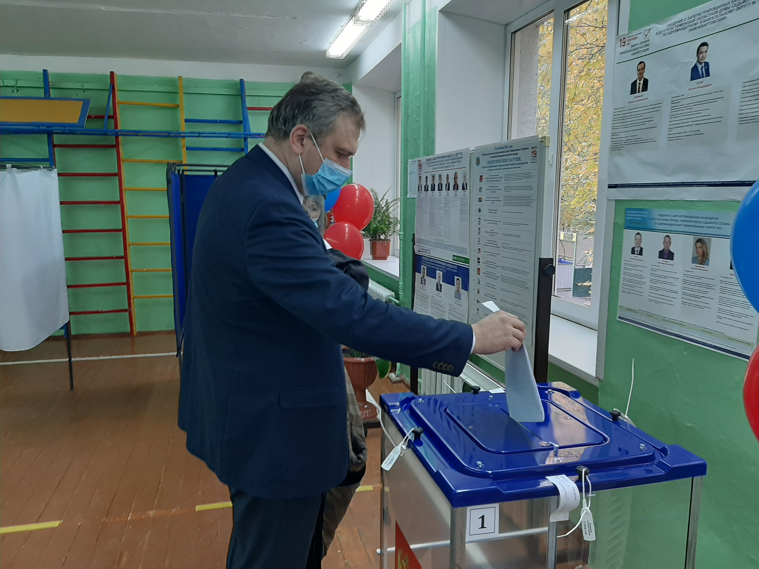 Константин Бойко опустил бюллетень в урну для голосования