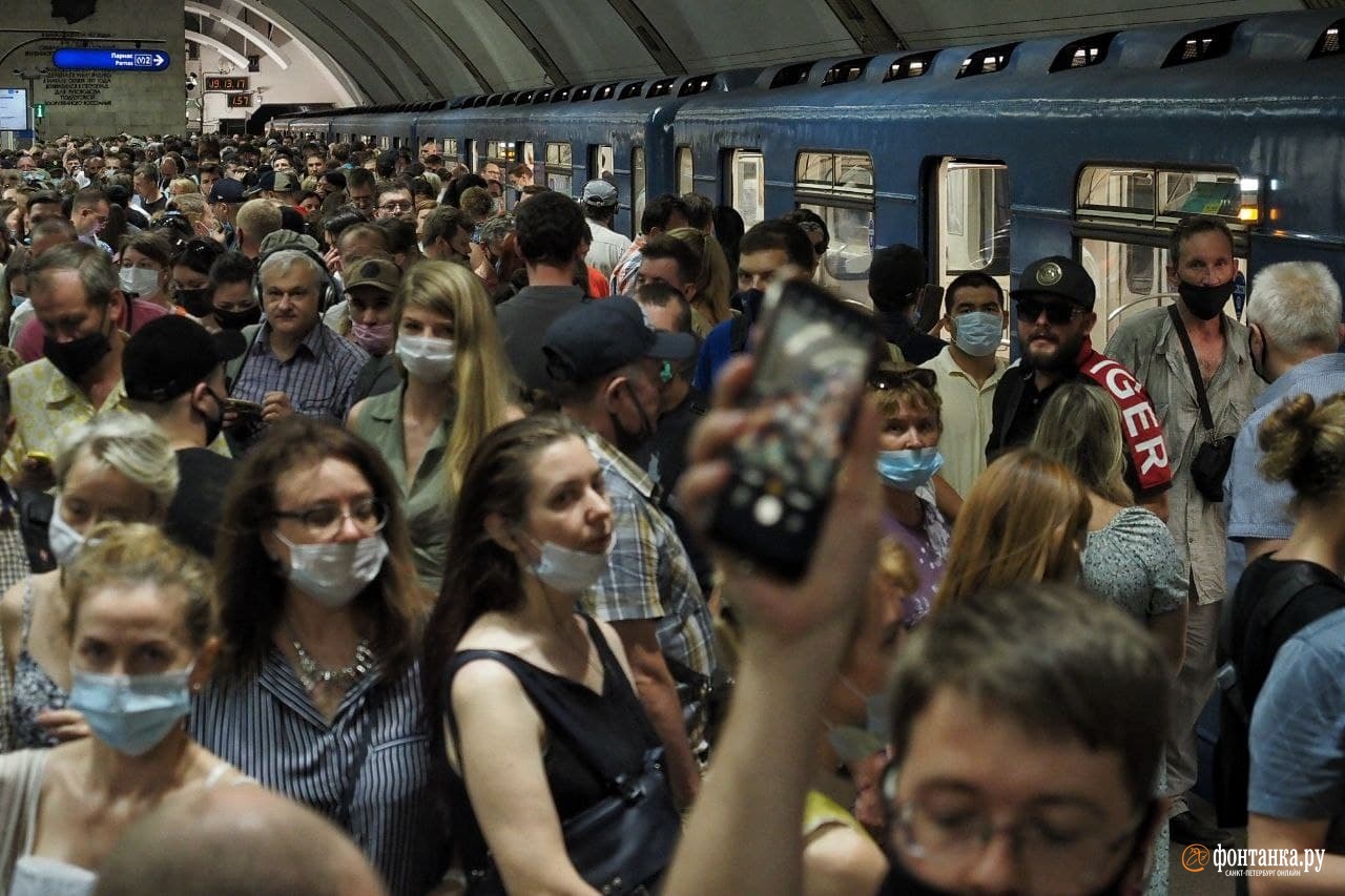 Фото дня: Столпотворение в метрополитене Петербурга во время третьей волны