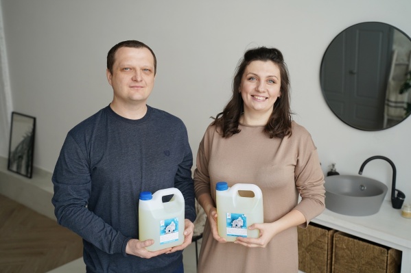 Владимир и Анна шесть лет делают бытовую химию, из них два года они продают моющие средства под собственным брендом Владимир и Анна шесть лет делают бытовую химию, из них два года они продают моющие средства под собственным брендом
