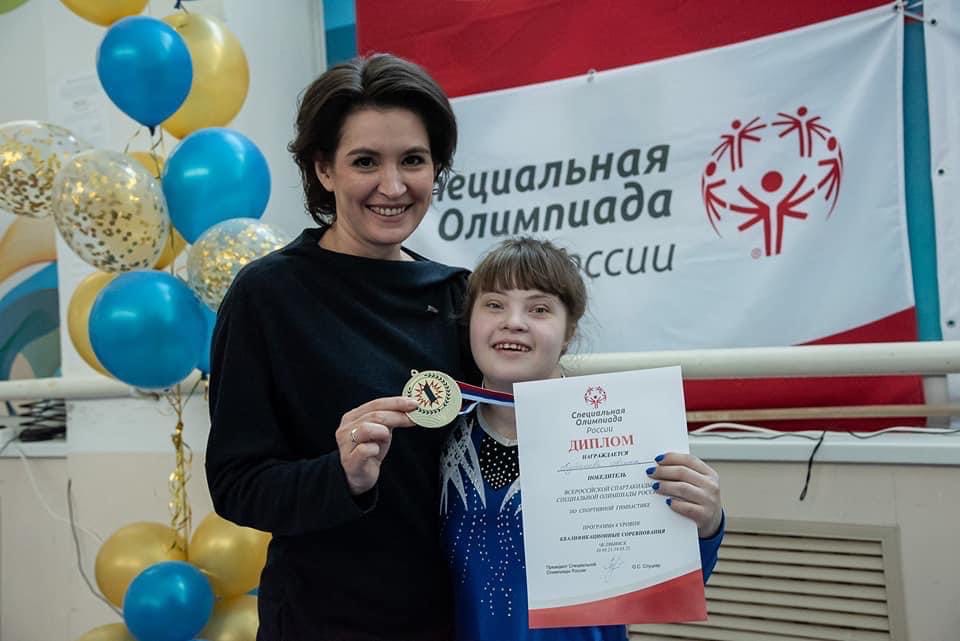 Маргарита Павлова поздравляла с победой маленькую чемпионку Арину <nobr class="_">Кутепову —</nobr> гимнастку с синдромом Дауна<br>