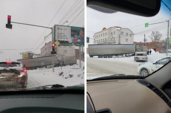 Пробка собралась как на Большевистской, так и на Добролюбова Пробка собралась как на Большевистской, так и на Добролюбова