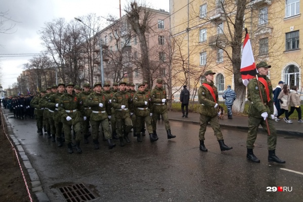 К площади Мира стягивается торжественная процессия К площади Мира стягивается торжественная процессия