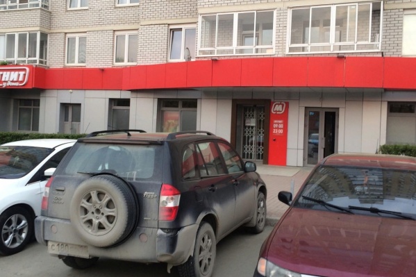 Полицейские ищут воришек, проникших в продуктовый магазин во Втузгородке Полицейские ищут воришек, проникших в продуктовый магазин во Втузгородке