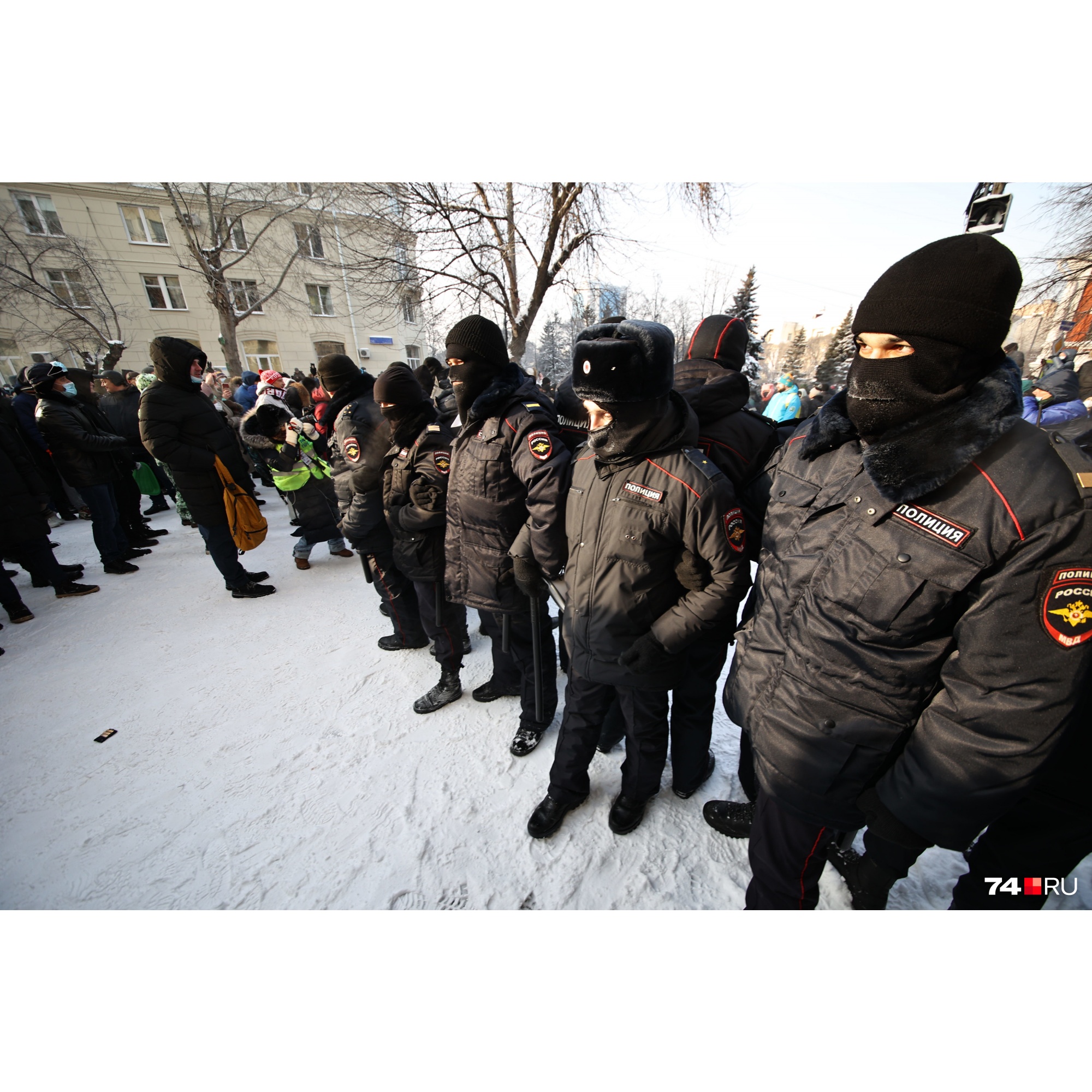 Какое-то время силовики и участники шествия стояли друг против друга Какое-то время силовики и участники шествия стояли друг против друга 