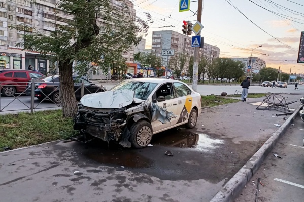 Водитель снес пешеходное ограждение, а затем сбил трех человек, стоявших у светофора Водитель снес пешеходное ограждение, а затем сбил трех человек, стоявших у светофора