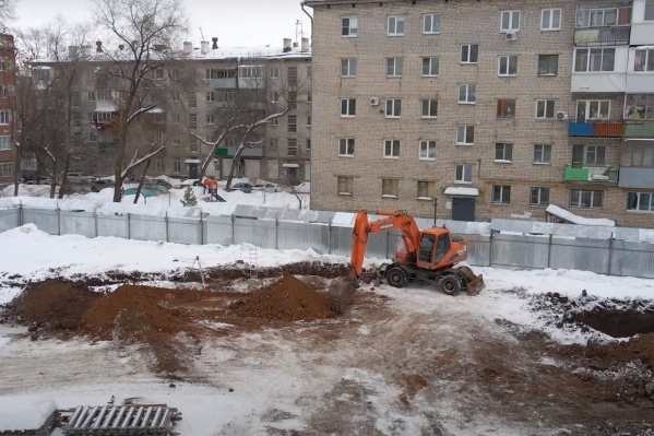 Дом возводят прямо под окнами пятиэтажек Дом возводят прямо под окнами пятиэтажек