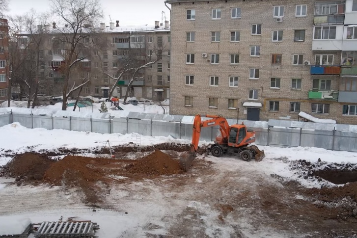 Дом возводят прямо под окнами пятиэтажек Дом возводят прямо под окнами пятиэтажек
