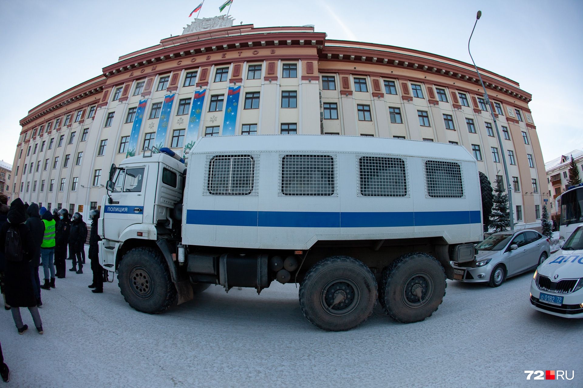 У здания облдумы дежурили автозаки У здания облдумы дежурили автозаки 