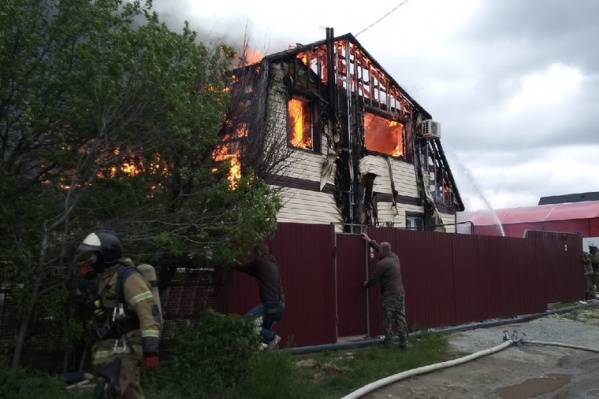 Соседи сняли полыхающее жилище на видео и выложили в Сеть Соседи сняли полыхающее жилище на видео и выложили в Сеть