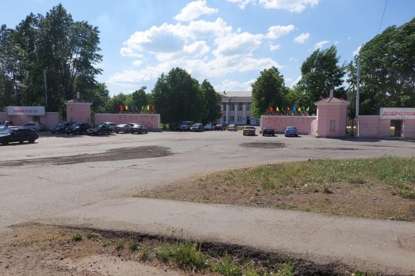 В тот день возле стадиона дорожники делали ямочный ремонт В тот день возле стадиона дорожники делали ямочный ремонт