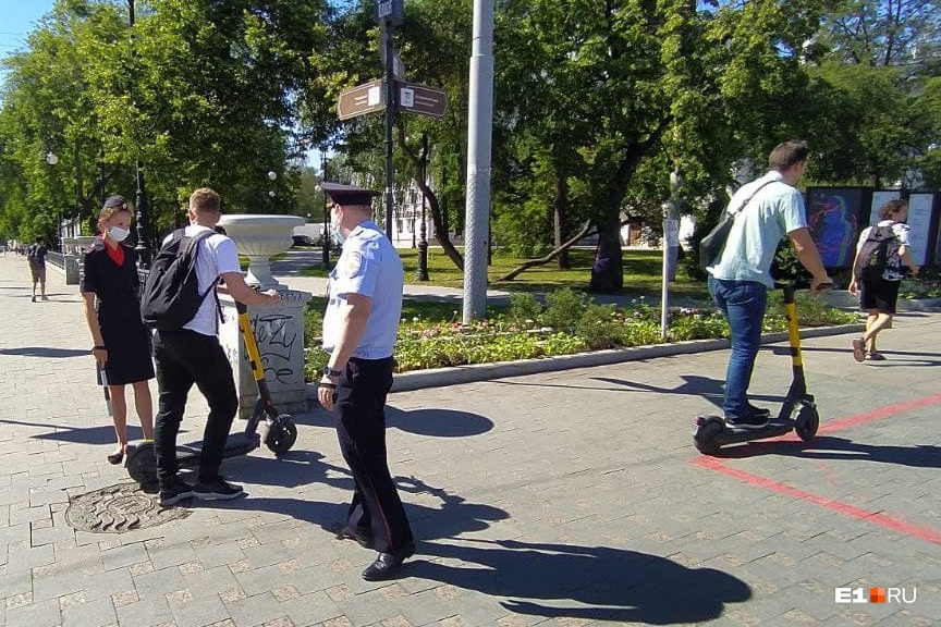 В Екатеринбурге взялись за самокатчиков. Полицейские останавливают их для проверки