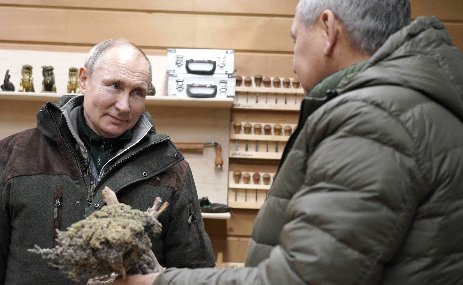 Сергей Шойгу показал Путину мастерскую, где он из сухих деревьев делает поделки