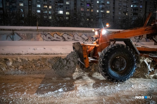 Дороги, тротуары и пешеходные зоны убирает управление благоустройства и озеленения Новосибирска (ГУБО). За остановки общественного транспорта отвечают районные администрации. За дворовую территорию — управляющие компании или ТСЖ, ЖСК Дороги, тротуары и пешеходные зоны убирает управление благоустройства и озеленения Новосибирска (ГУБО). За остановки общественного транспорта отвечают районные администрации. За дворовую территорию — управляющие компании или ТСЖ, ЖСК