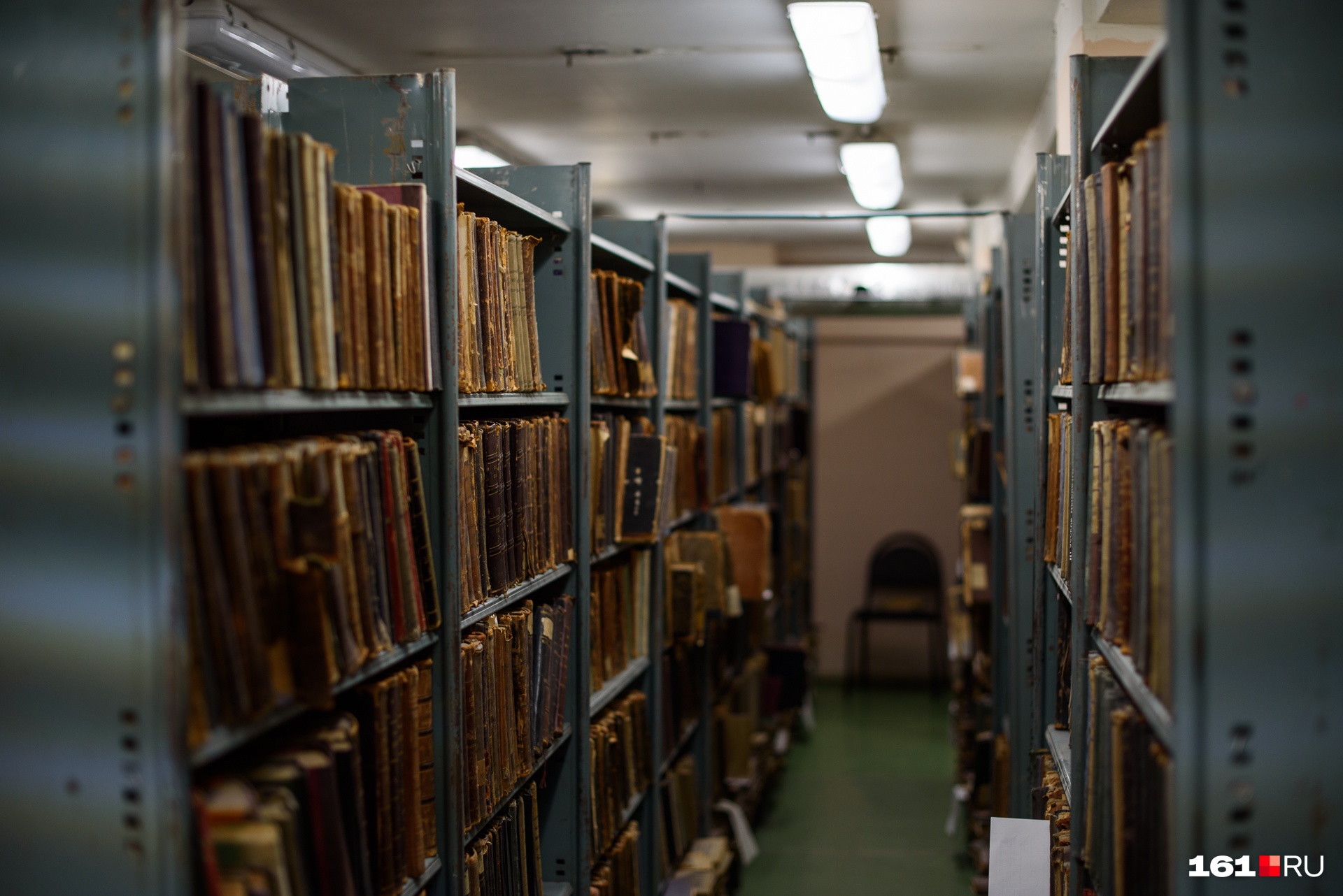 В библиотеке есть и книга-гигант, но выносят ее на обозрение редко, чтобы не повредить. Весит 30 килограммов, формат — 96 на 64 сантиметра В библиотеке есть и книга-гигант, но выносят ее на обозрение редко, чтобы не повредить. Весит 30 килограммов, формат — 96 на 64 сантиметра
