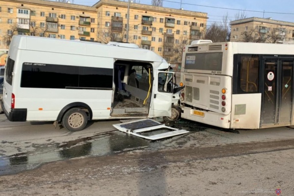 Некоторые пассажиры маршрутки до сих пор в больнице Некоторые пассажиры маршрутки до сих пор в больнице