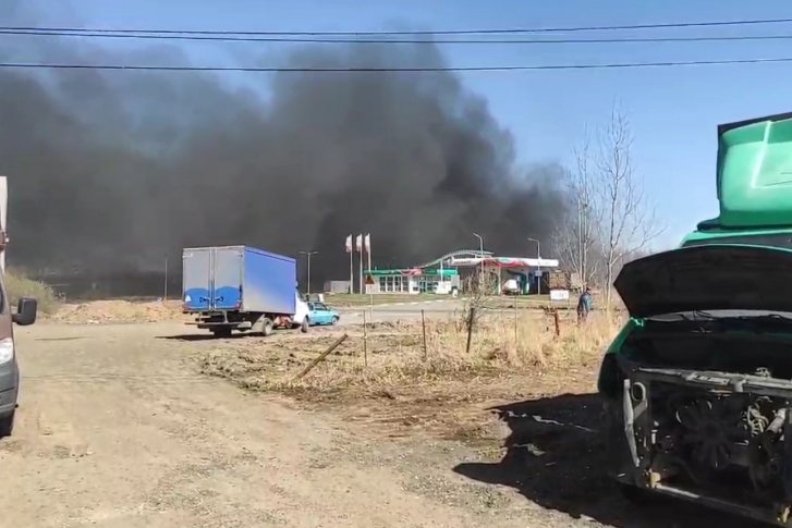 Водители испугались черного дыма, показавшегося из-за заправки