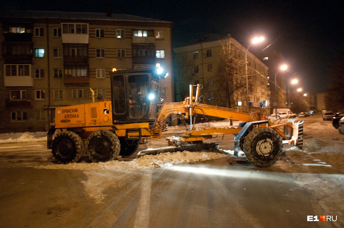 Во время уборки наката работники ДЭУ повредили несколько грейдеров Во время уборки наката работники ДЭУ повредили несколько грейдеров