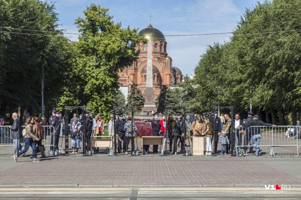 Вход на площадь Павших Борцов — через рамки металлоискателей Вход на площадь Павших Борцов — через рамки металлоискателей