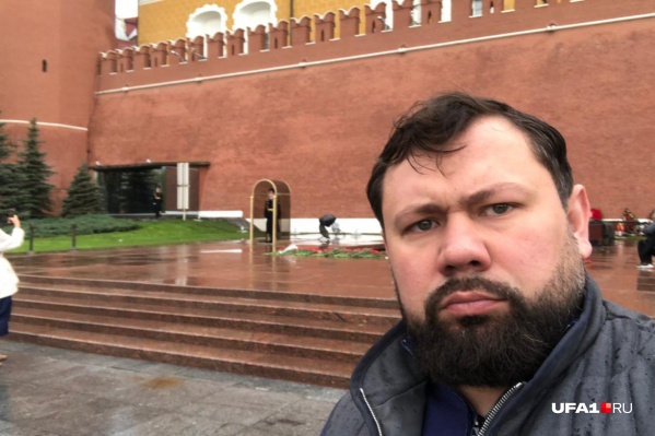 По словам предпринимателя, он находится в командировке По словам предпринимателя, он находится в командировке