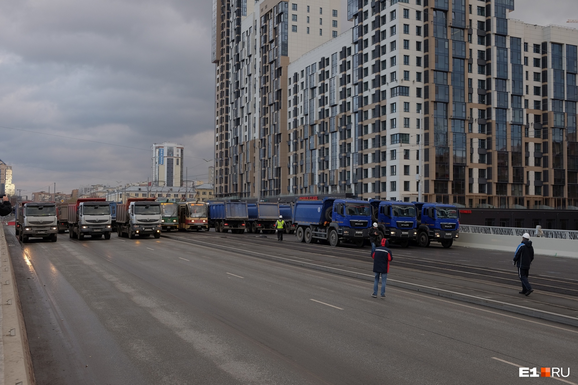 Проверка на прочность: по отремонтированному Макаровскому мосту проехали самосвалы и трамваи