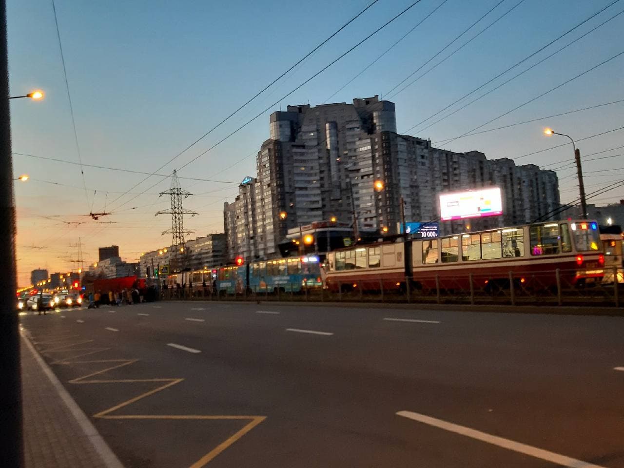 У метро «Пионерская» в Петербурге возник серьезный затор. Очевидцы винят сломанный трамвай, ГЭТ — час пик