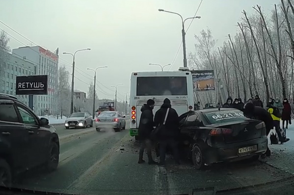 Всё произошло за секунды: после столкновения пассажиры автобуса сразу вышли на улицу Всё произошло за секунды: после столкновения пассажиры автобуса сразу вышли на улицу