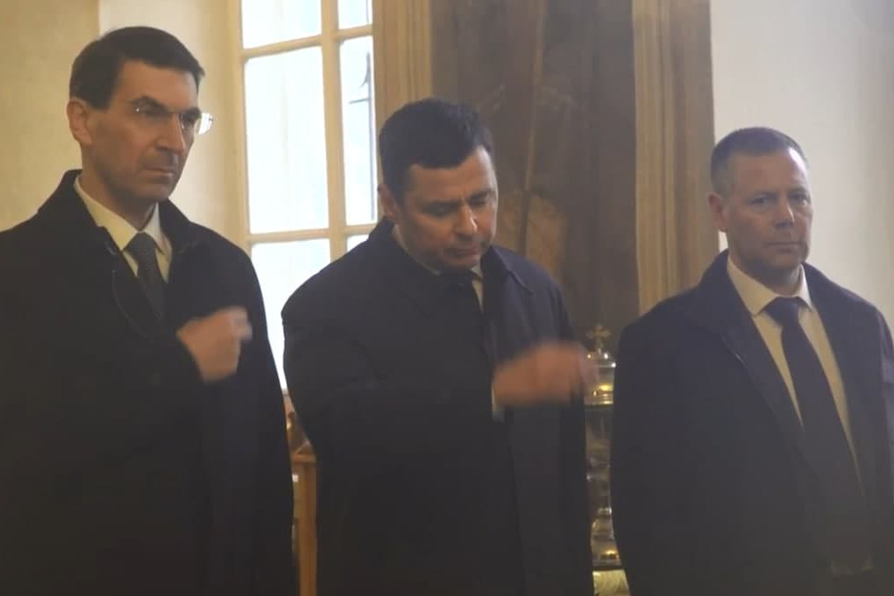 Щеголев, Евраев и Миронов во время прогулки помолились в церкви